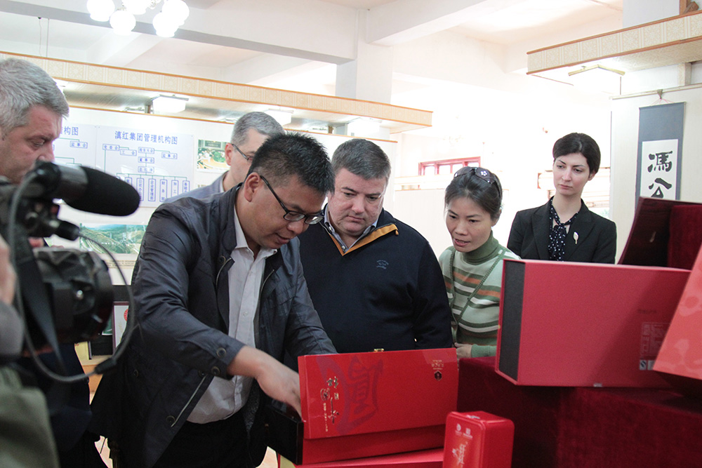 滇红集团总裁助理吴丹远向俄罗斯卡波免税集团一行介绍滇红集团产品